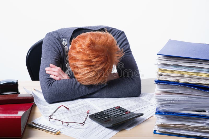 La femme compte des impôts photos stock La femme compte des impôts photos stock