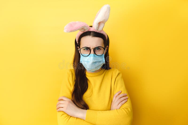 La femme contrariée en verres croise les bras au-dessus du corps que les regards à la caméra a l'expression du visage douleureuse images stock