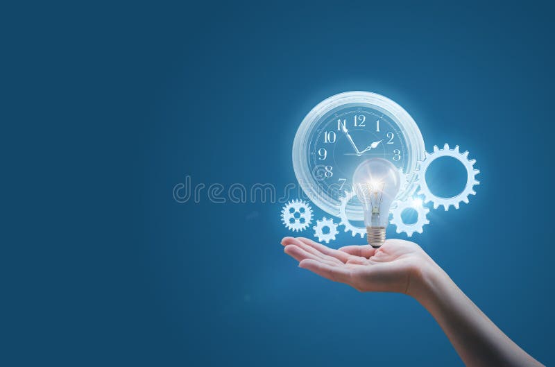 La femme d'affaires dans la main d'une horloge embraye et la lampe symbolise l'exécution efficace des idées d'affaires photo stock La femme d'affaires dans la main d'une horloge embraye et la lampe symbolise l'exécution efficace des idées d'affaires photo stock