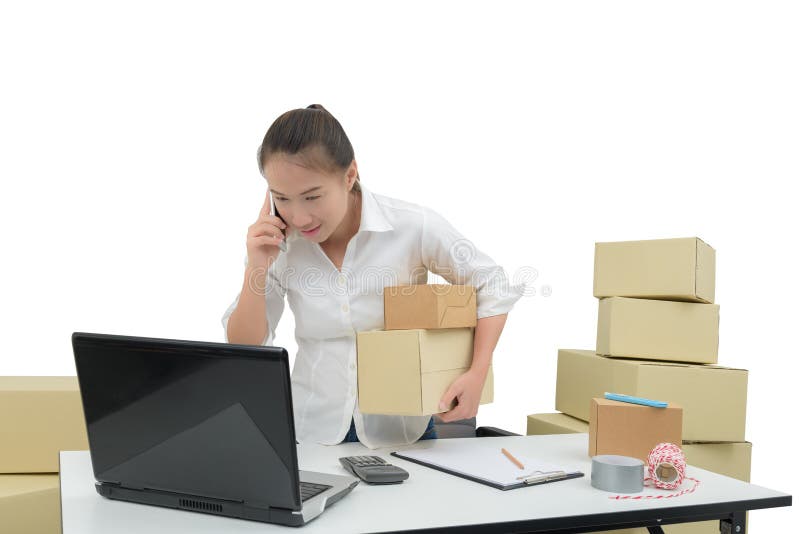 La femme d'affaires de propriétaire d'adolescent travaillent à la maison avec le smartphone, lapt photos stock La femme d'affaires de propriétaire d'adolescent travaillent à la maison avec le smartphone, lapt photos stock
