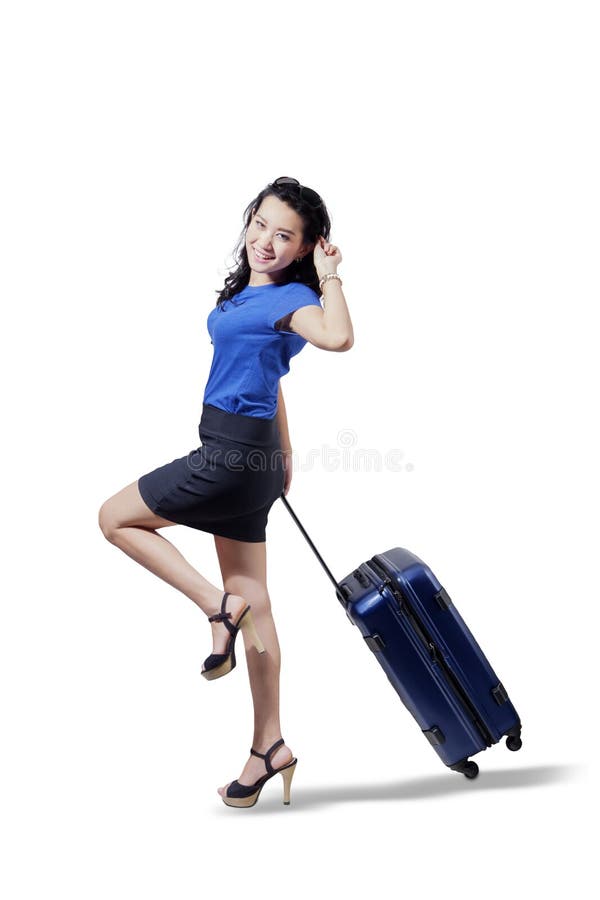 La femme d'affaires heureuse tire une valise sur le studio photos stock La femme d'affaires heureuse tire une valise sur le studio photos stock