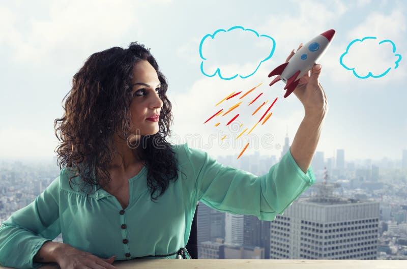 La femme d'affaires lance sa soci?t? avec une fus?e Concept de d?marrage et d'innovation images libres de droits La femme d'affaires lance sa soci?t? avec une fus?e Concept de d?marrage et d'innovation images libres de droits