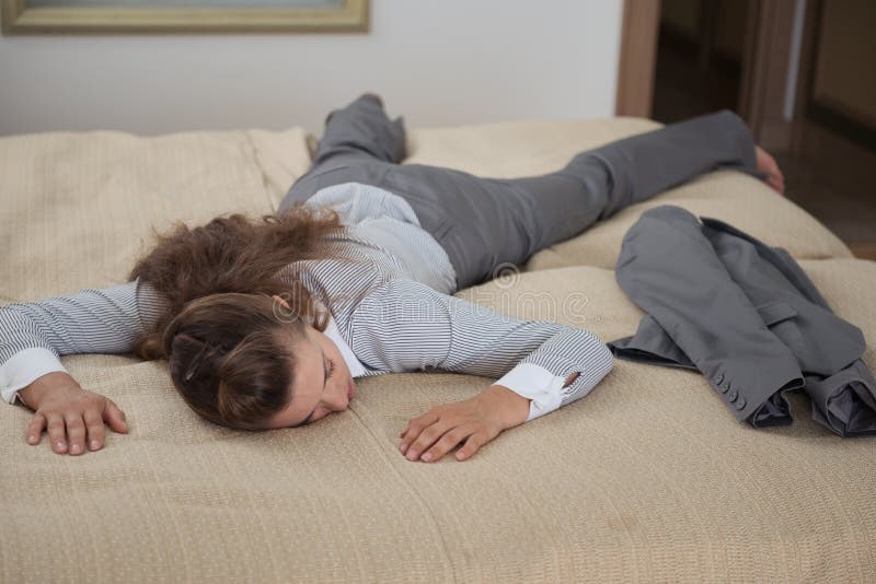 La femme d'affaires tombent vers le bas de l'épuisement dans la chambre photographie stock La femme d'affaires tombent vers le bas de l'épuisement dans la chambre photographie stock