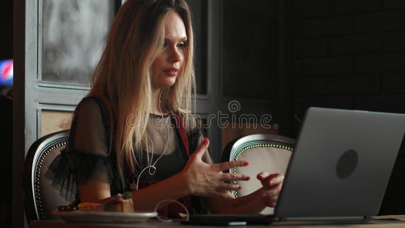 La femme d'indépendant travaillant avec un ordinateur portable dans un café, se ferment vers le haut de la vue