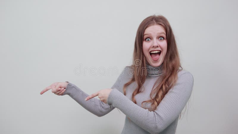 La femme dans le pull est gris surprise a choqué la dame affiche la direction banque de vidéos