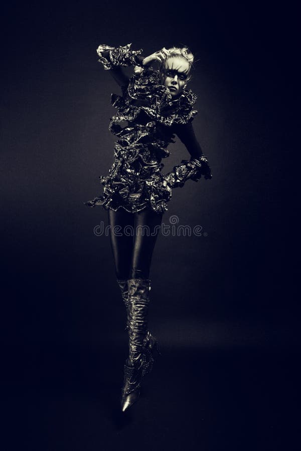 La femme de mode avec le noir composent photographie stock libre de droits La femme de mode avec le noir composent photographie stock libre de droits