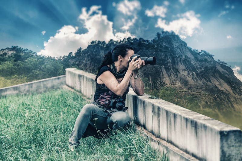 La femme de photographe crée une photo de nature photos libres de droits La femme de photographe crée une photo de nature photos libres de droits