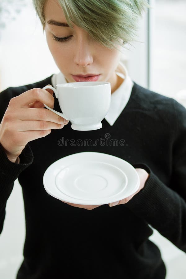La femme de plaisir de thé de café apprécient la soucoupe en boissons de tasse photo libre de droits La femme de plaisir de thé de café apprécient la soucoupe en boissons de tasse photo libre de droits