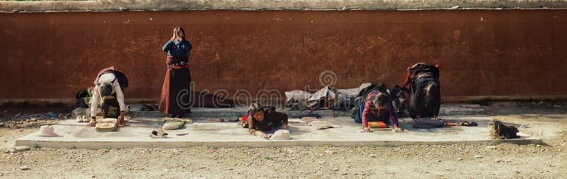la femme de pèlerin prient en dehors d'un temple bouddhiste tibétain photos stock la femme de pèlerin prient en dehors d'un temple bouddhiste tibétain photos stock