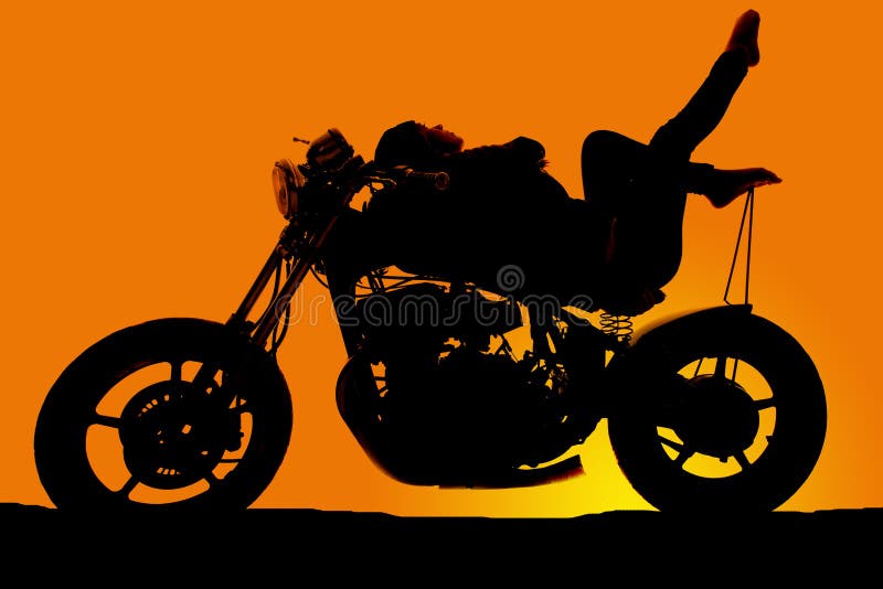La femme de silhouette sur la moto se remettent des orteils images libres de droits La femme de silhouette sur la moto se remettent des orteils images libres de droits