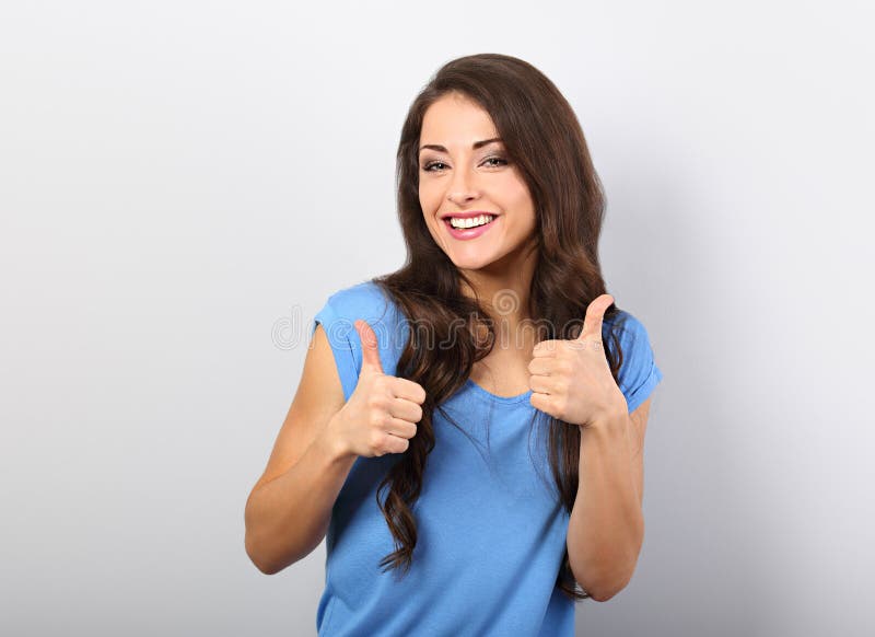 La femme de sourire de beaux longs cheveux montrant des doigts manient maladroitement, photographie stock La femme de sourire de beaux longs cheveux montrant des doigts manient maladroitement, photographie stock