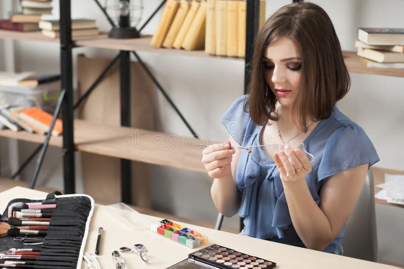 Download La Femme Dessine Sur La Palette En Verre Avec La Peinture Théâtrale Image stock - Image du caucasien, accessoires: 77153309