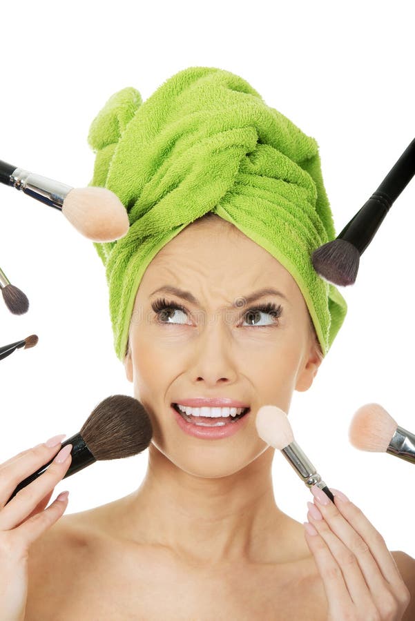 La femme effrayée a des brosses autour du visage photo libre de droits La femme effrayée a des brosses autour du visage photo libre de droits