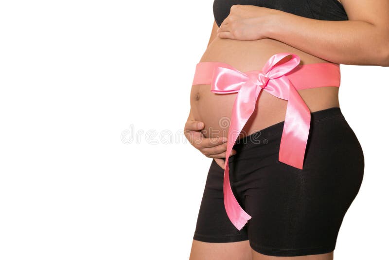 La femme enceinte remet tenir le ventre avec le cadeau rose de ruban sur la cloche photos stock La femme enceinte remet tenir le ventre avec le cadeau rose de ruban sur la cloche photos stock