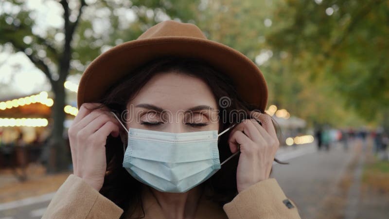 La femme enlève le masque banque de vidéos