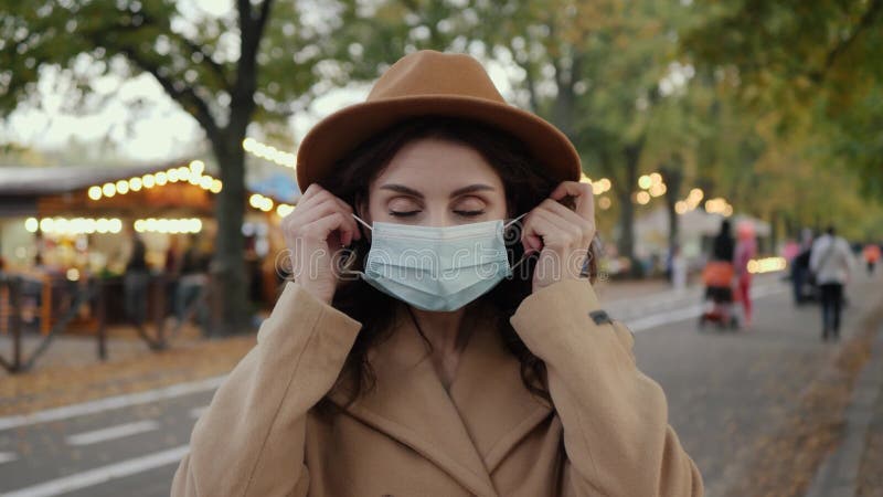 La femme enlève le masque banque de vidéos