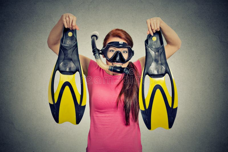 La femme enthousiaste avec l'équipement de prise d'air a isolé le fond gris images stock La femme enthousiaste avec l'équipement de prise d'air a isolé le fond gris images stock