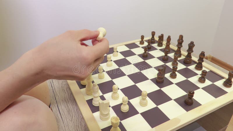 La femme entreprend des démarches avec des pièces d'échecs banque de vidéos