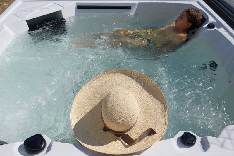 La femme et l'enfant détend dans le jacuzzi photo libre de droits La femme et l'enfant détend dans le jacuzzi photo libre de droits