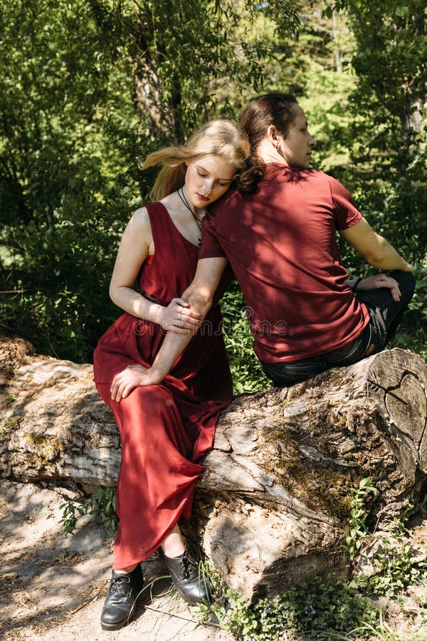 La femme et l'homme s'asseyent côte à côte images stock La femme et l'homme s'asseyent côte à côte images stock