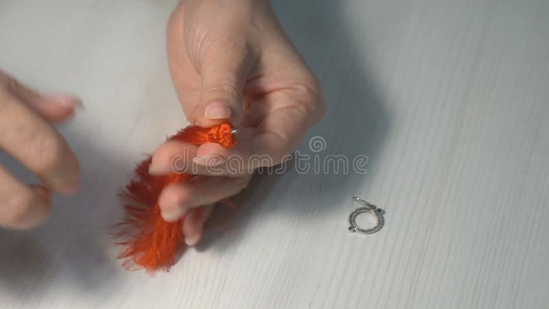 La femme fait des bijoux avec les mains clips vidéos