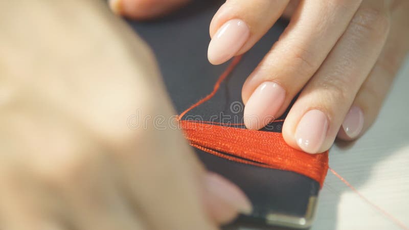 La femme fait des bijoux avec les mains banque de vidéos