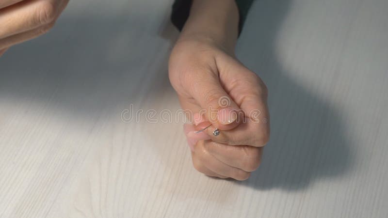 La femme fait des bijoux avec les mains banque de vidéos