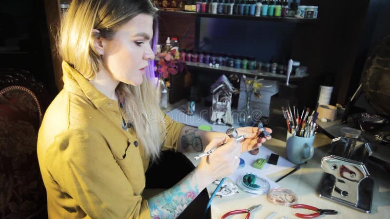 La femme fait des bijoux faits à la main et les couleurs. clips vidéos