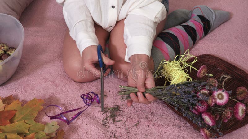 La femme fait le bouquet des fleurs sèches banque de vidéos