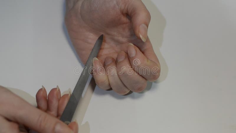 La femme fait la manucure des mains avec le fichier d'ongle banque de vidéos