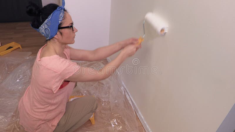 La femme fait la rénovation d'appartement clips vidéos