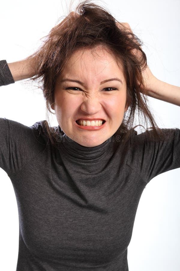 La femme fâchée et frustrante tire son cheveu photos libres de droits La femme fâchée et frustrante tire son cheveu photos libres de droits
