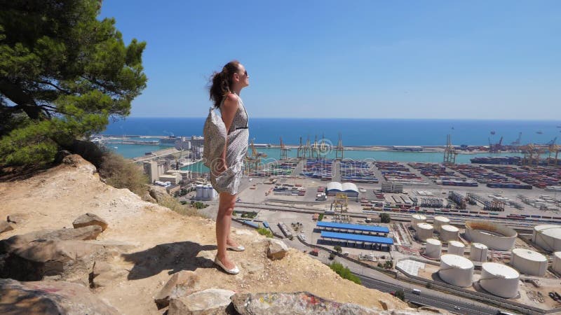 La femme heureuse apprécient le paysage urbain de Barcelone