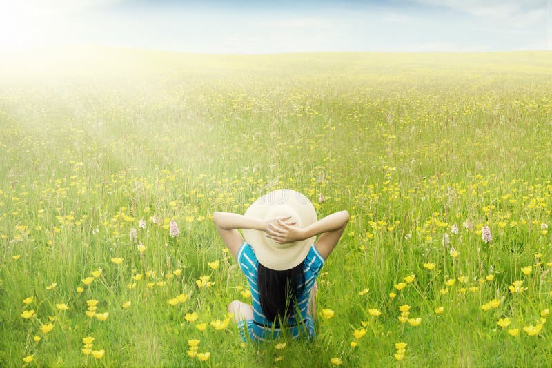 La femme heureuse apprécient le printemps sur le pré image libre de droits