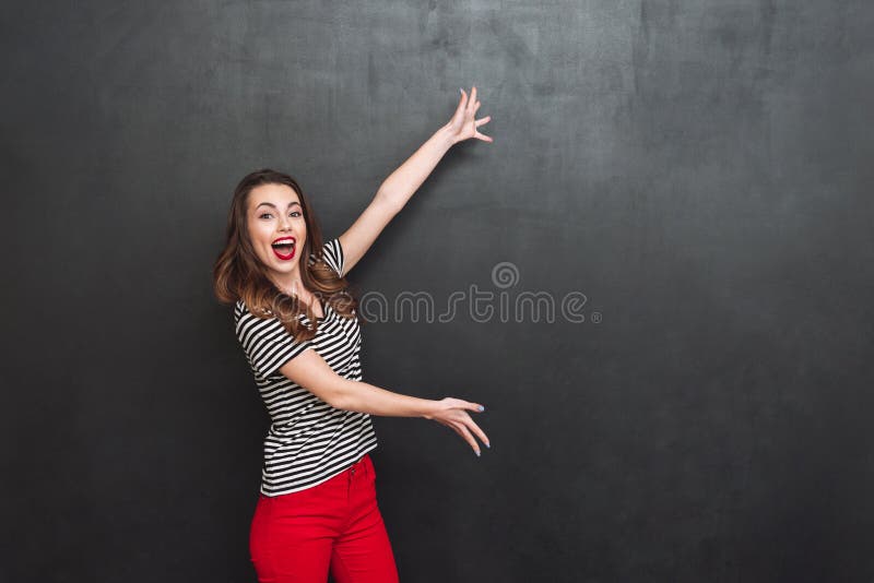 Une Femme Montre Une Main Prothèse Enfant En Plastique Imprimée Sur Une  Imprimante 3d. Photo stock - Image du doigt, futuriste: 250445574