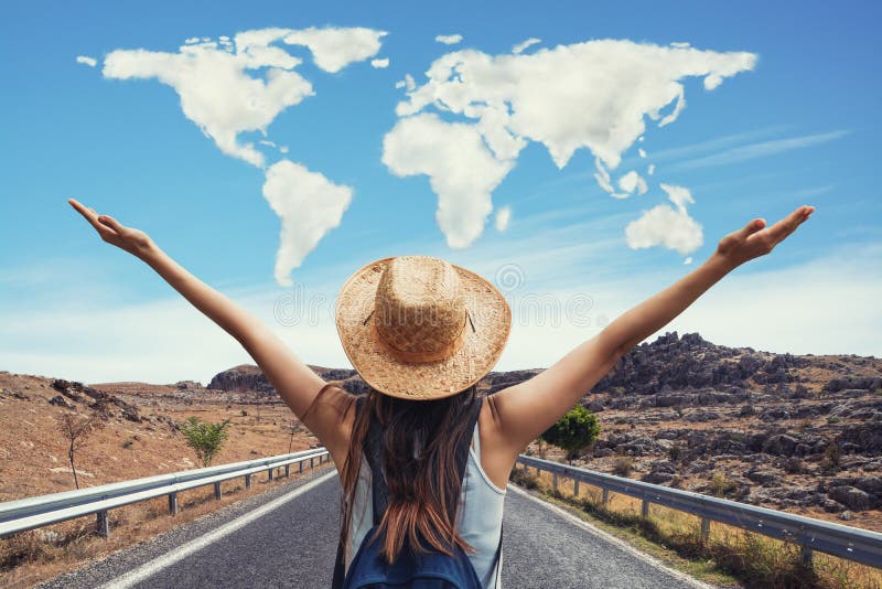 La femme heureuse de voyage sur le concept de vacances avec le monde a formé des nuages Le voyageur drôle apprécient son voyage e image libre de droits La femme heureuse de voyage sur le concept de vacances avec le monde a formé des nuages Le voyageur drôle apprécient son voyage e image libre de droits