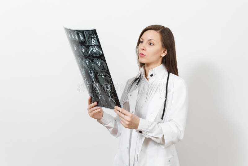 La femme intellectuelle de docteur juge le mri radiographique de balayage de ct d'image de rayon X d'isolement sur le fond blanc photographie stock libre de droits La femme intellectuelle de docteur juge le mri radiographique de balayage de ct d'image de rayon X d'isolement sur le fond blanc photographie stock libre de droits