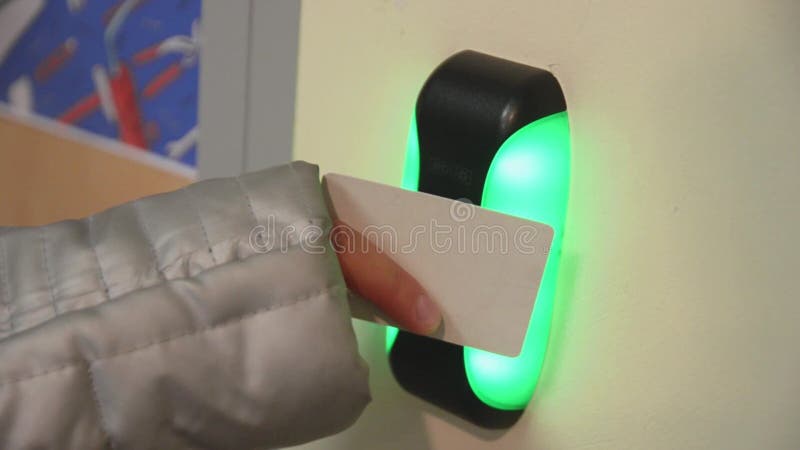 La femme a mis la carte principale à l'indicateur électronique bleu, couleur verte s'allument Porte Système de contrôle d'entrée banque de vidéos