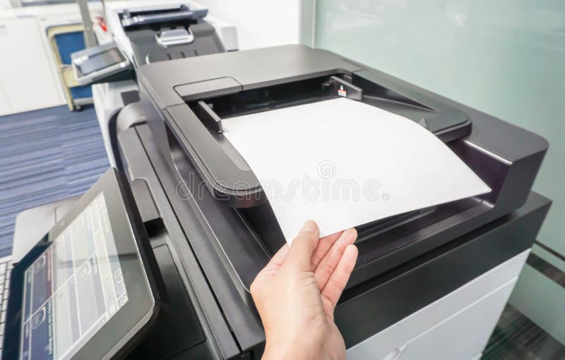 Mon Imprimante Sort Des Feuilles Blanches La Femme A Mis La Feuille De Papier Dans L'imprimante Photo stock