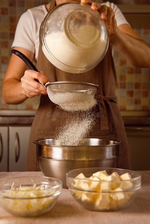 La Femme Passe La Farine Par Le Tamis Pour La Cuisine Faite Maison