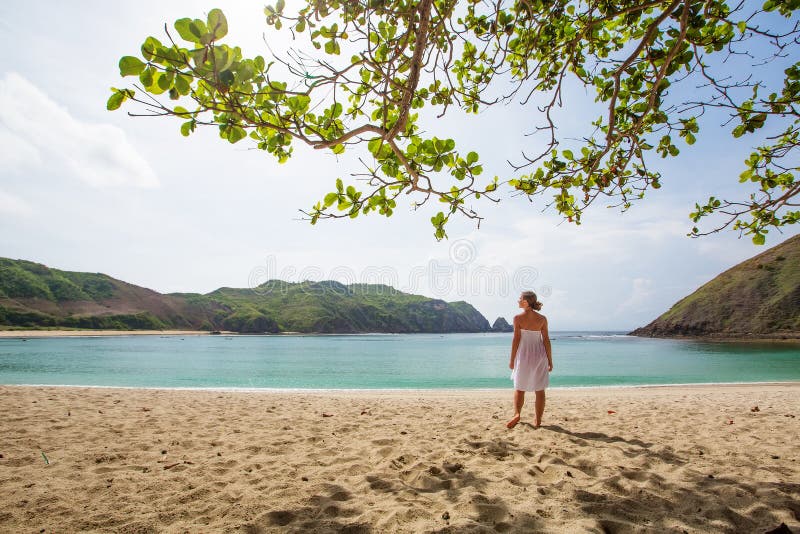 La femme prend le repos au bord de mer images libres de droits La femme prend le repos au bord de mer images libres de droits