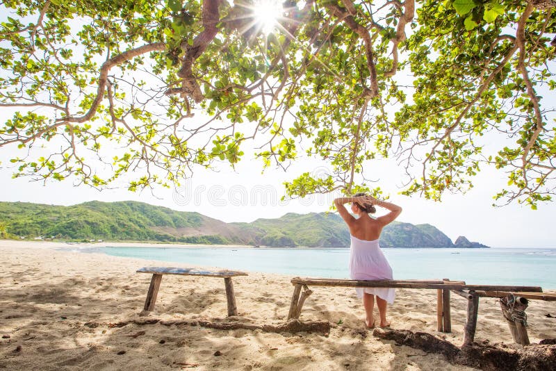 La femme prend le repos au bord de mer photographie stock libre de droits La femme prend le repos au bord de mer photographie stock libre de droits