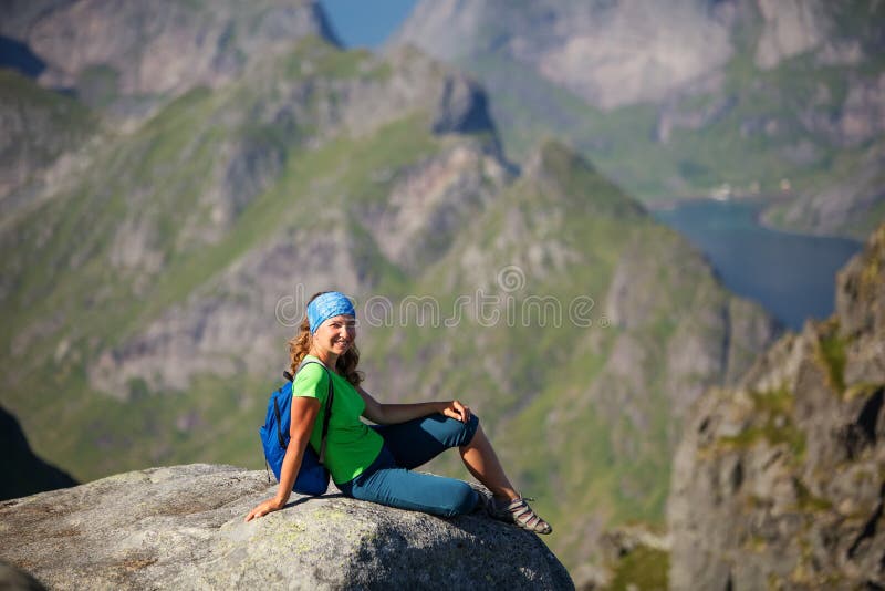 La femme prend le repos sur la montagne photo stock La femme prend le repos sur la montagne photo stock