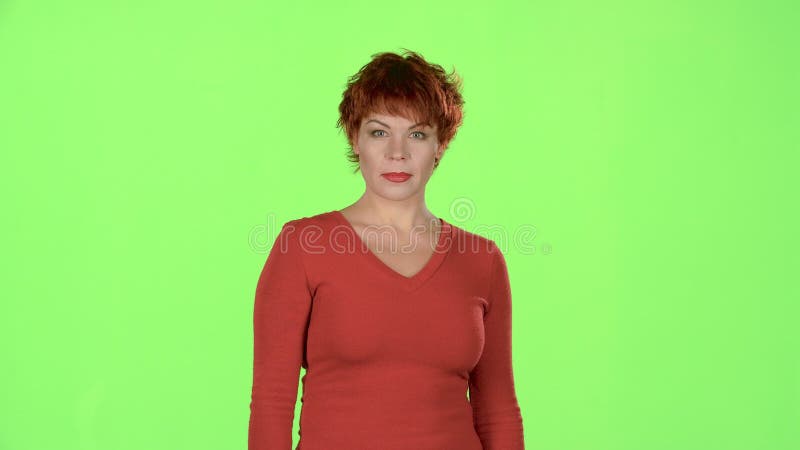 La femme regarde dans la distance et sans émotion sur le visage Écran vert clips vidéos