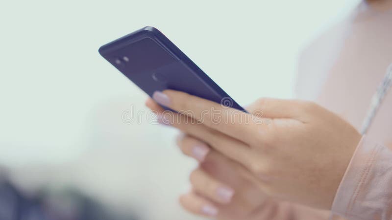 La femme remet des message textuels et vérifier le media social au téléphone portable banque de vidéos