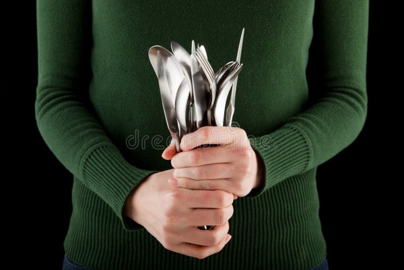 La femme retient un groupe d'argenterie dans sa main photos stock La femme retient un groupe d'argenterie dans sa main photos stock