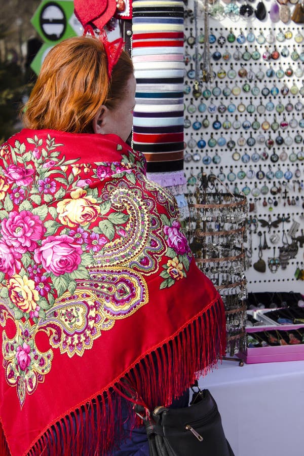 La femme rousse avec les oreilles de chat rouges en rouge avec l'écharpe de fleurs du côté gauche, les bandeaux droits et les bou photos stock La femme rousse avec les oreilles de chat rouges en rouge avec l'écharpe de fleurs du côté gauche, les bandeaux droits et les bou photos stock