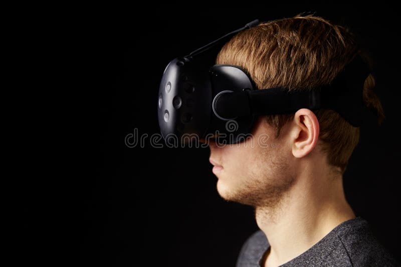 La femme s'assied sur le casque de réalité de Sofa At Home Wearing Virtual image libre de droits