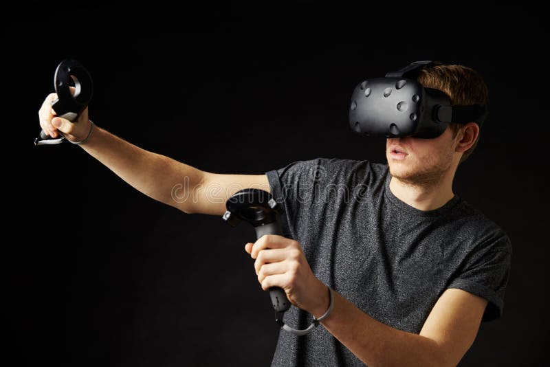 La femme s'assied sur le casque de réalité de Sofa At Home Wearing Virtual images stock