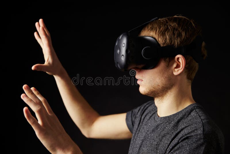 La femme s'assied sur le casque de réalité de Sofa At Home Wearing Virtual photographie stock
